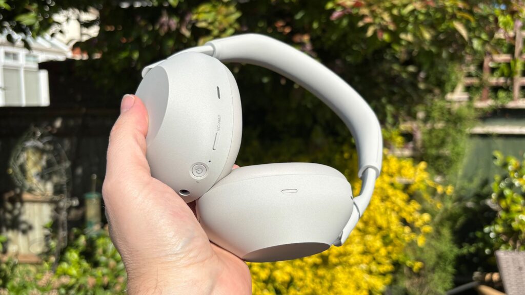 Sony has improved the beamforming microphones and noise-reduction algorithm for crystal-clear call quality.